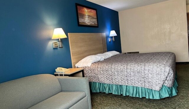 Explore Marysville Country Club & Downtown Easily | King Bed with Sofa Room