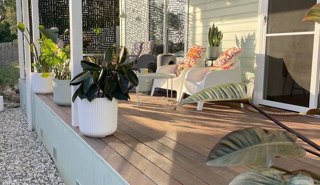 Explore nature and the endless pleasures of the Yarra Valley with town comforts.