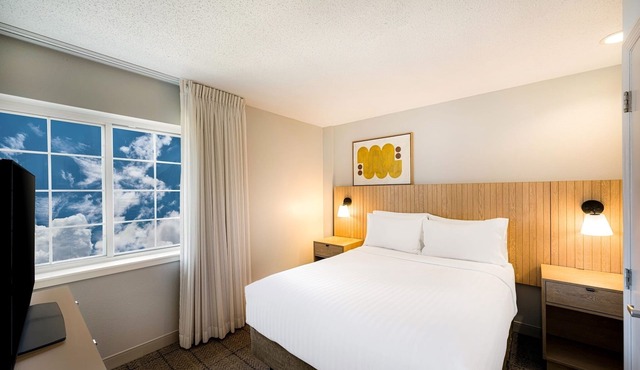 Explore Newport Centre! Three Stylish Suites, Shopping. Near PATH Train