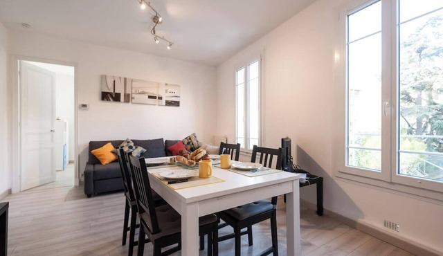 Explore Nice from our cozy & quiet 2BR apt★parking