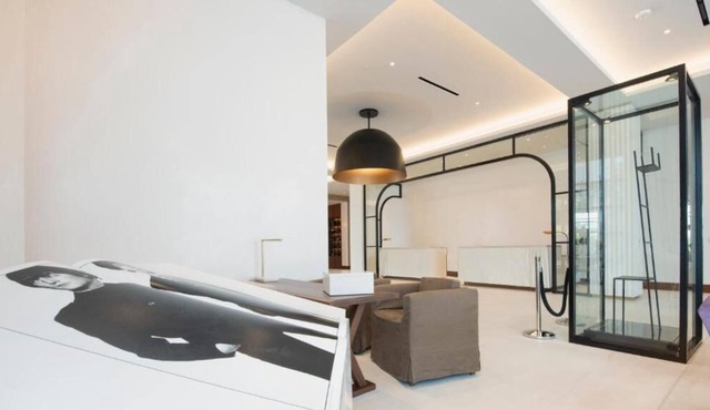 Explore Orlando! 2 Exquisite Units, w/ Outdoor Pool, Shuttle Service, Parking!