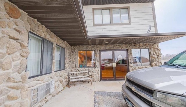 Explore Prairie Rose, Pet Friendly Unit Stay w/Parking Included