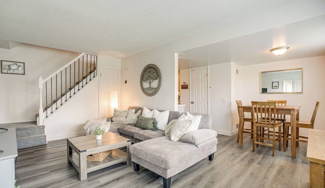 Explore Red Rocks & Green Mtn: Townhome w/Pool!