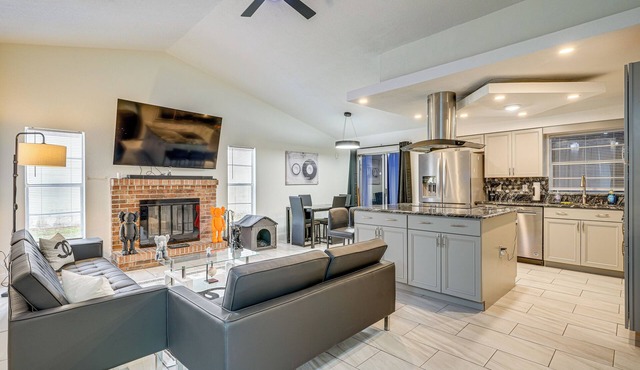 Explore & Relax: Chic & Cozy Retreat in Lakeland!