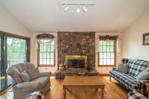 EXPLORE & RELAX in NATURE - A 100-Acre Retreat