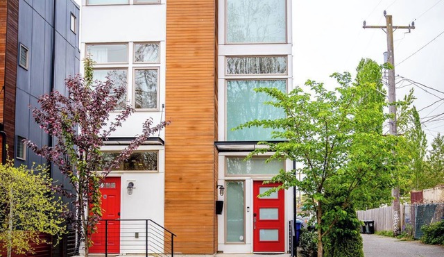 Explore Seattle:Parking & Walk to Light Rail - NEW on VRBO + ABNB Superhost