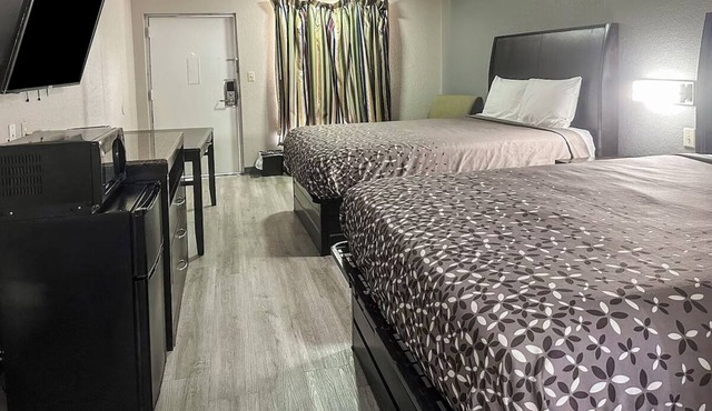 Explore South Town Civitan Park! Budget-Friendly Stay Close to Hwy 431! 2 Rooms!