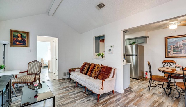 Explore the City w/Ease! Quiet East Dallas Base