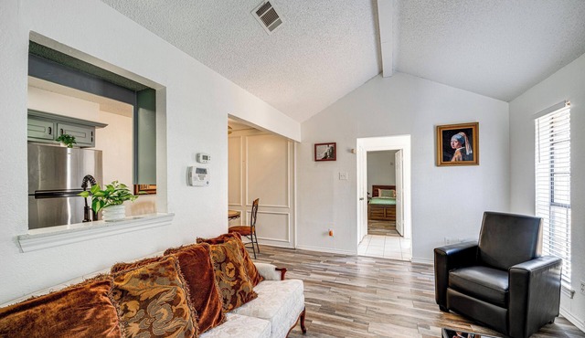 Explore the City w/Ease! Quiet East Dallas Base