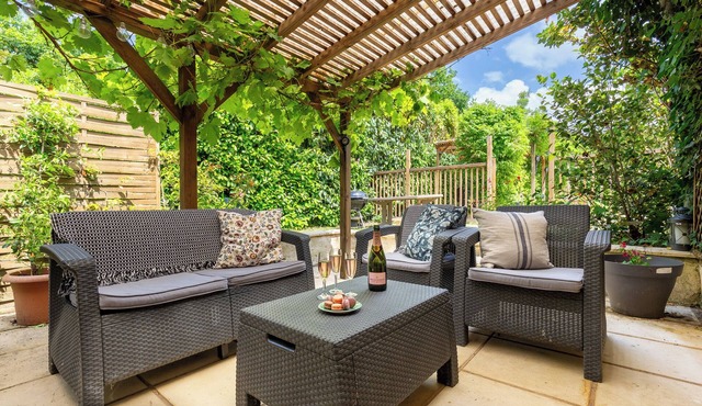 Explore the magic of the Dordogne! Les Chouettes sleeps 14 -7 bedrooms 4 1/2BR