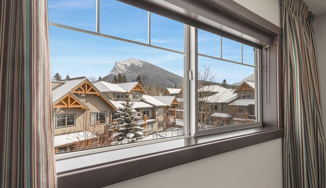 Explore the scenic Canadian Rockies from our luxurious 2BR/2 BA condo/hot tub
