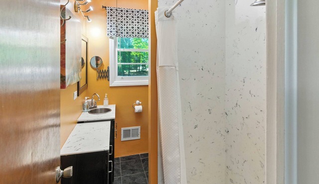 Explore the Trail, then Recover! 3BR Downtown TR Home includes a Free Massage