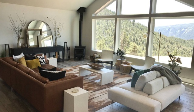 Explore this Mountain Getaway in National Forest. Refresh and Relax.