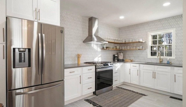 EXPO's Cheerful 4-Bed w/Firepit Cherry St, UticaSq