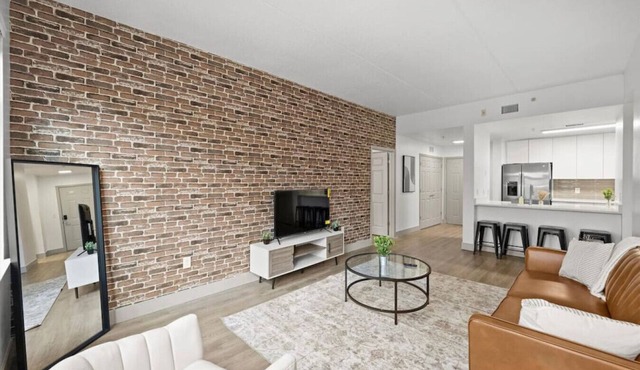 Exposed Brick Apt - Uptown