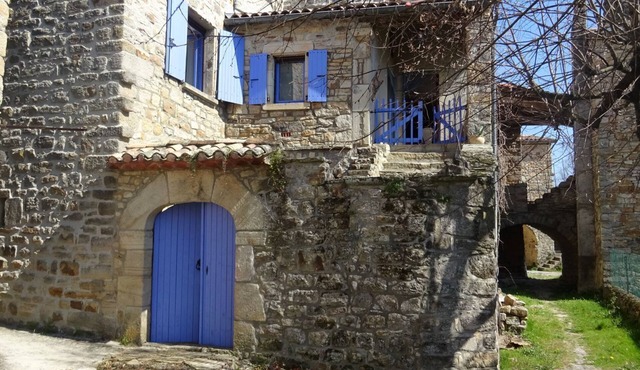 Exposed stone house, pets welcome, in the countryside.