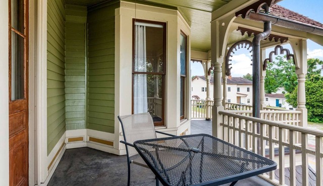 Exquisite 125 Year Old Queen Anne Historical House - 2nd Floor - 4 Room Unit