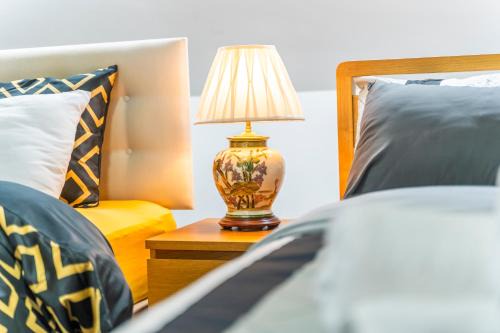 Exquisite 2-Bedroom Penthouse-Sleeps 7-Free Parking with Workspace & High-Speed WiFi