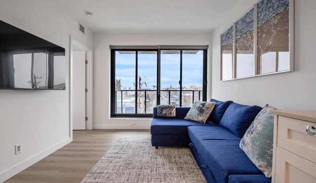 Exquisite 2BR Condo Near Downtown With Free Parking