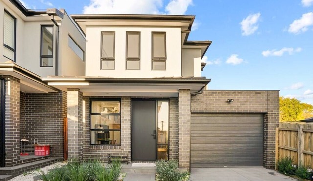 Exquisite 2BR Townhouse In The Heart of Doncaster