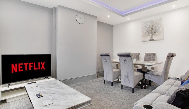 Exquisite 3-Bedroom, Newly Renovated, Sleeps 6