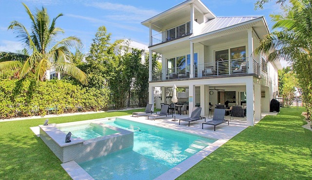 Exquisite 3 BR/3.5 BA home with pool and spa on Longboat Key - The Captain's Quarters