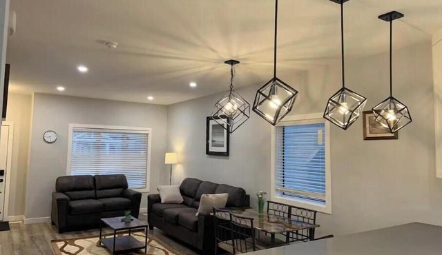 Exquisite 3 BR Villa with Double Garage-King Bed