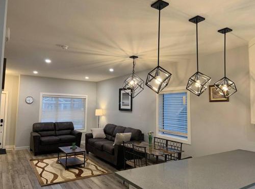 Exquisite 3 BR Villa with Double Garage-King Bed