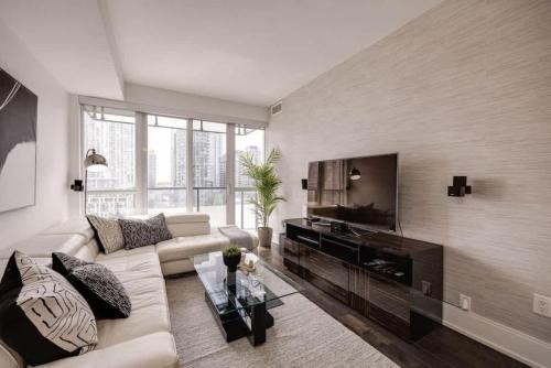 Exquisite 3BR Suite Downtown Toronto with Balcony