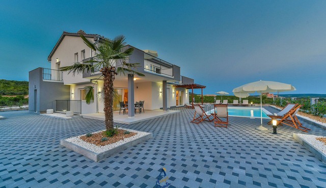 Exquisite 4 BD villa for 8 with heated pool near Zadar