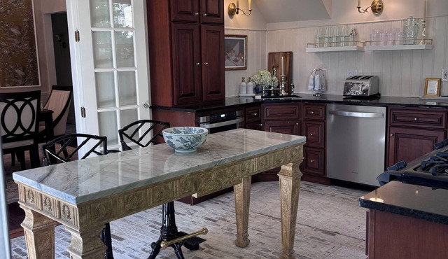 Exquisite 4 bed & 4 bath with POOL in Historic District near Main Street