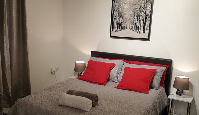 Exquisite 4 - Bed Whole House (Private Bath, Modern Kitchen, Free Parking, WiFi)