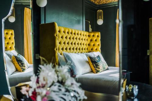 Exquisite 4 Bed Home in The Windsor Tapestries by Casa by Grace - Sleeps 7-9, Optional Extra Private Hot Tub Hire, Free Parking, Dog Friendly, Legoland, Windsor Castle