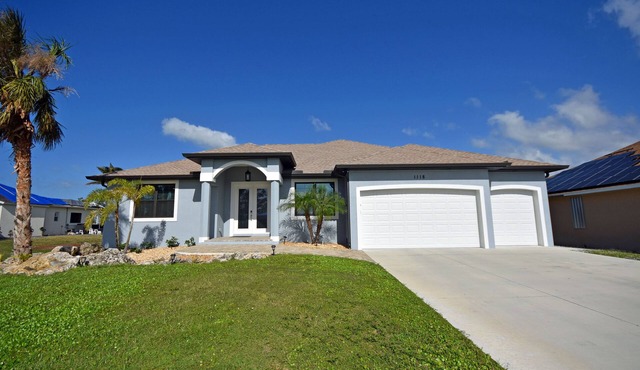 Exquisite 4 bedroom, 3 bathroom home, built in 2020, overlooking a canal in Rotonda West.