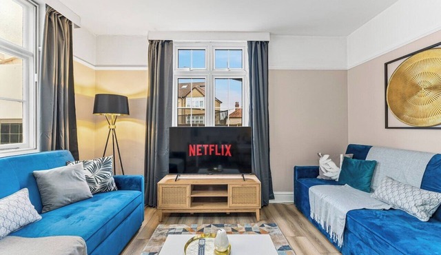 Exquisite 4 Bedroom House in Bristol - Parking