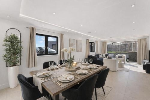 Exquisite 4BR Designer Home with Smart Features, Free Parking & SkyStream - Sleeps Up To 10 in Gerrards Cross SL9