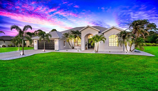 Exquisite 4BR Villa - Heated Pool & Spa - Near Beach, Port Charlotte