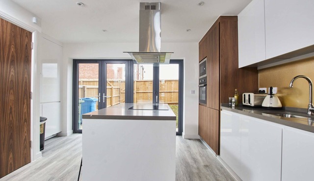 Exquisite 5 Bedroom House with Parking