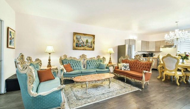 Exquisite 6 Bedroom Loft - Downtown Victorian charm with parking included