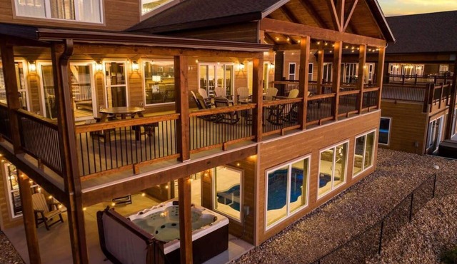 Exquisite 8-Bedroom Retreat: Private Pool, Hot Tub