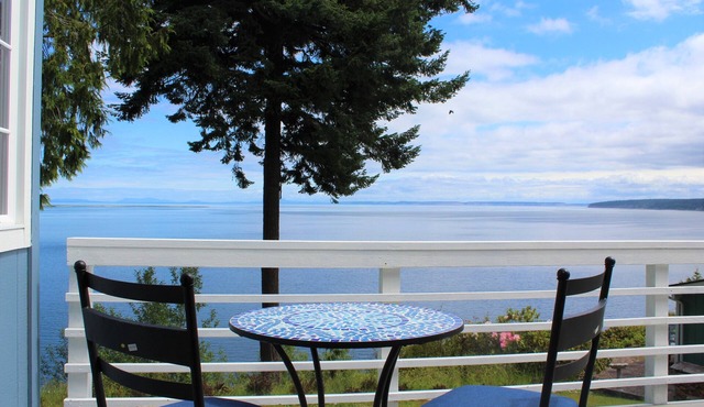 Exquisite Bay Views. Charming Cottage.