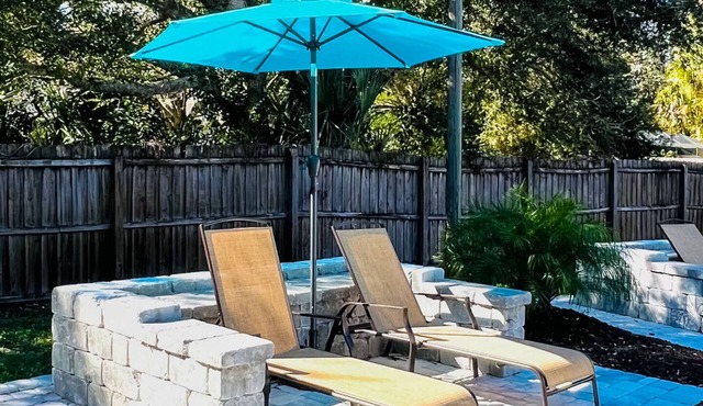 Exquisite bungalow with shared pool, washer & dryer, and WIFI