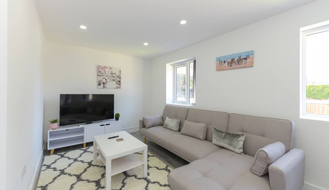 Exquisite Contemporary 2bd Home, Low Carbon, Prkng