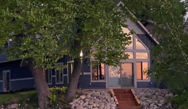 Exquisite Cottage on Lake Brophy. Lic1971