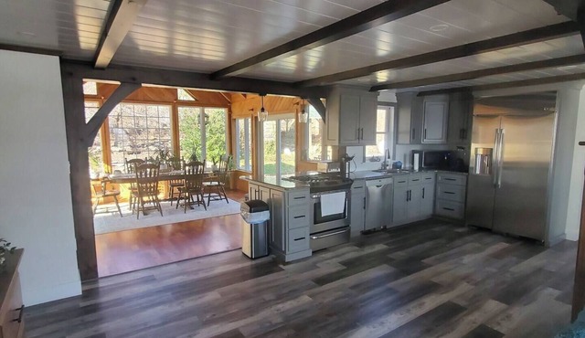 Exquisite cottage with valley views and Hot Tub