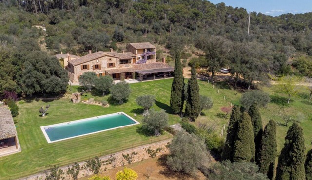 EXQUISITE COUNTRY HOUSE ON THE COSTA BRAVA WITH SWIMMING POOL, TENNIS, GYMNASIUM AND EXTENSIVE GROUNDS
