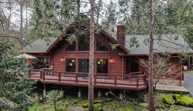 Exquisite Custom Log Cabin in the Pines