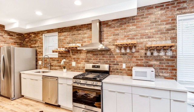 Exquisite Downtown 5B/3.5B w/Patio!