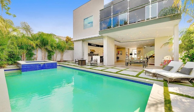 Exquisite Elegance: Hollywood's Dream Villa with 4 Beds in Beverly Grove
