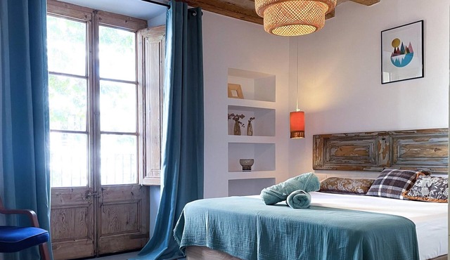 Exquisite 2-bedroom Apartment on Rambla by Hostem